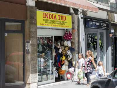 Il nostro viaggio si conclude dall�altro lato di via Melo, quello �centrale�. Entriamo in una bigotteria (posta accanto al primo e unico �sexy shop� barese)...